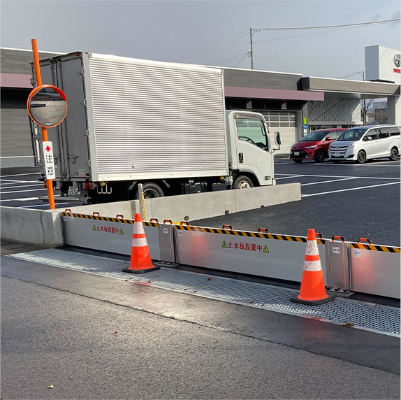 倉庫・駐車場の入口にある止水番の画像